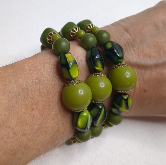 Triple stand Vintage Green beaded bracelet with gold tone closure - Picture 4 of 9